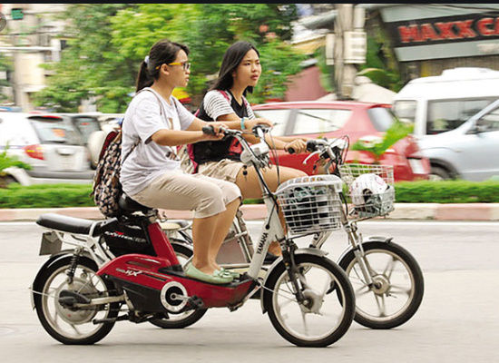 Xe đạp điện là phương tiện được các học sinh yêu mến .